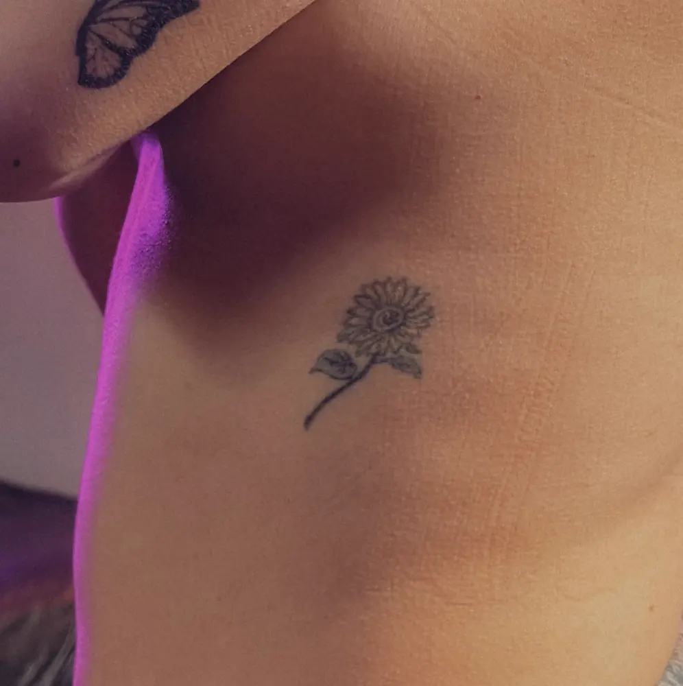 Tatuaje de girasol antes del cover-up