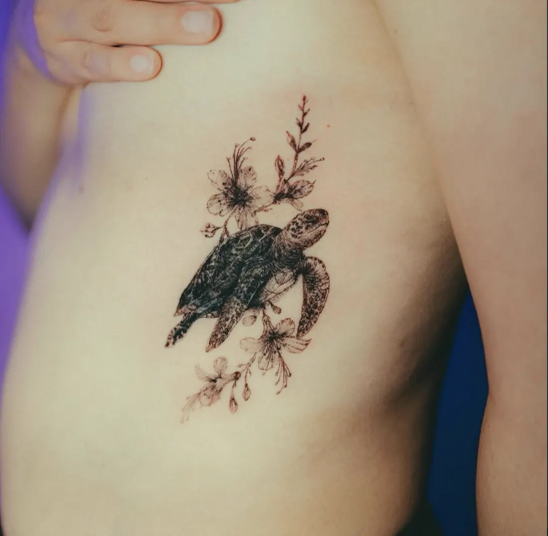 Cover-up: tortuga con flores tapando un girasol anterior