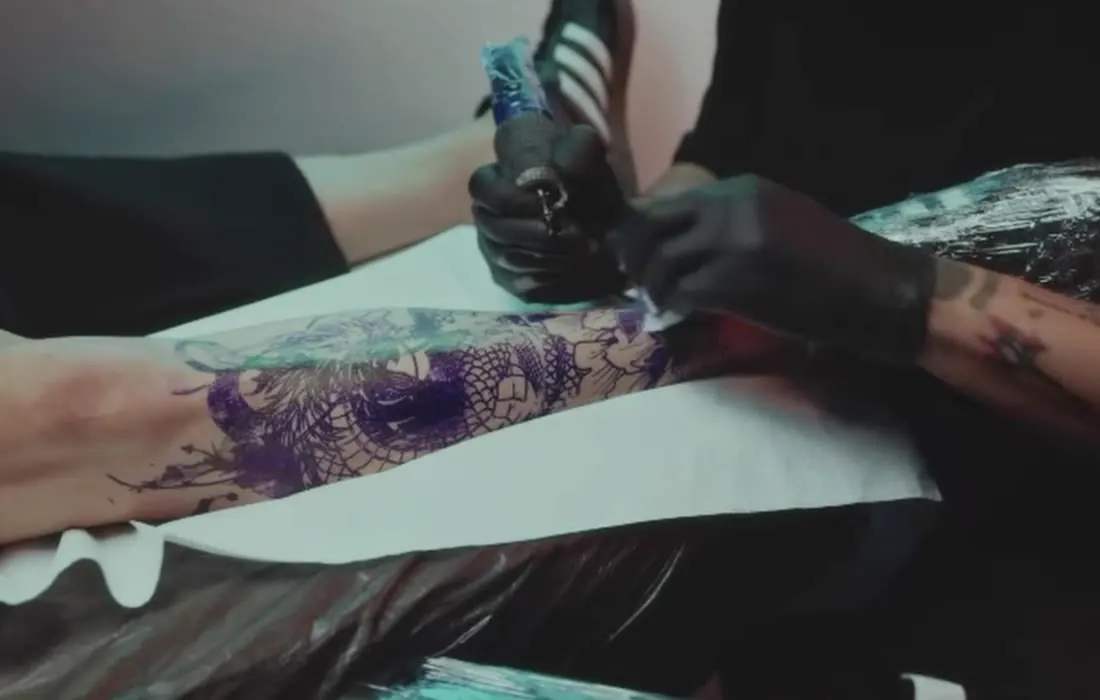 Tatuando un dragón en el antebrazo en SRCINK STUDIO