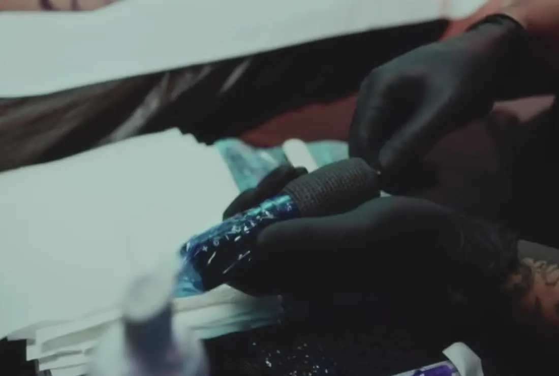Preparando la máquina con guantes y material protegido