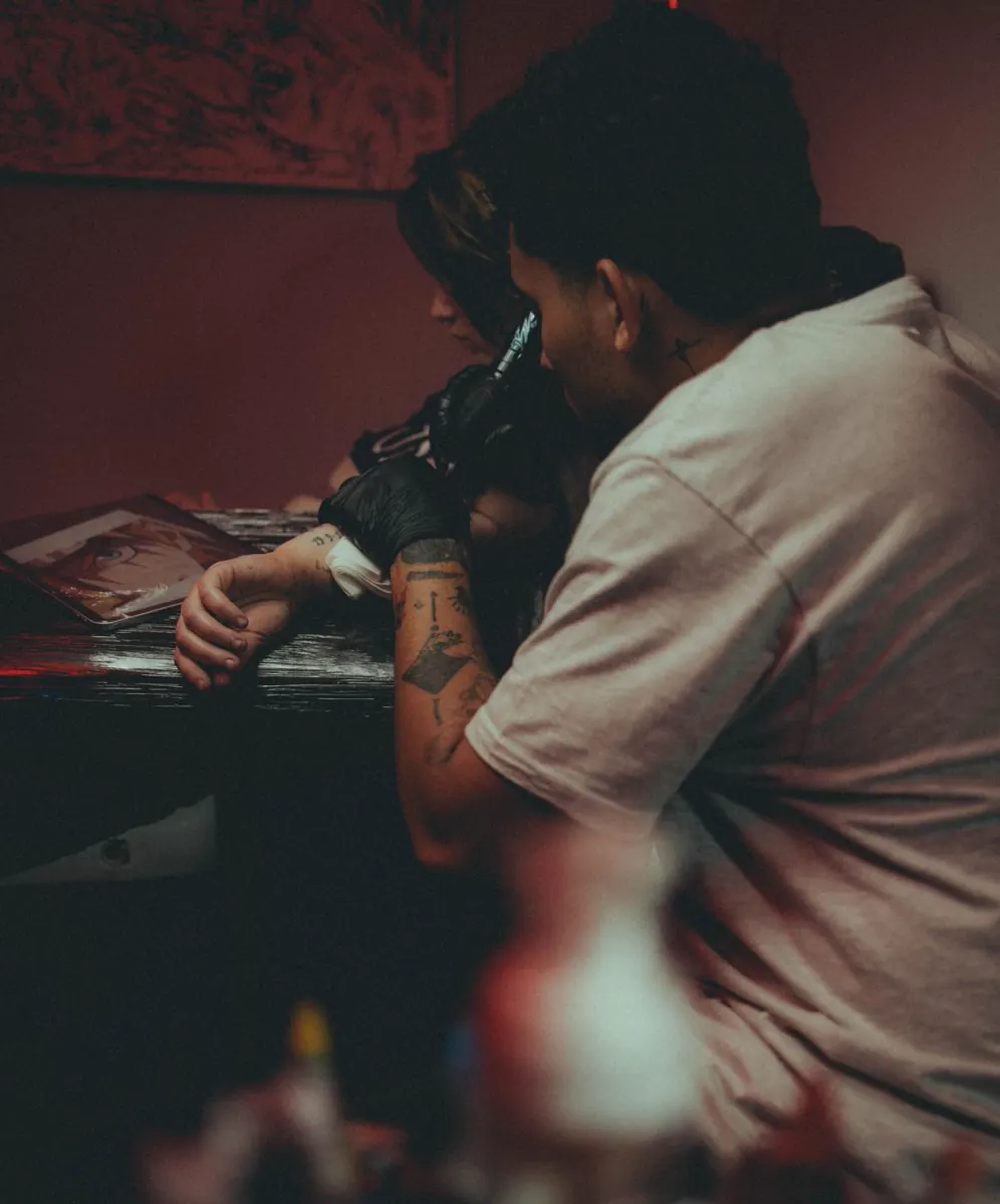 Fede tatuando en el estudio
