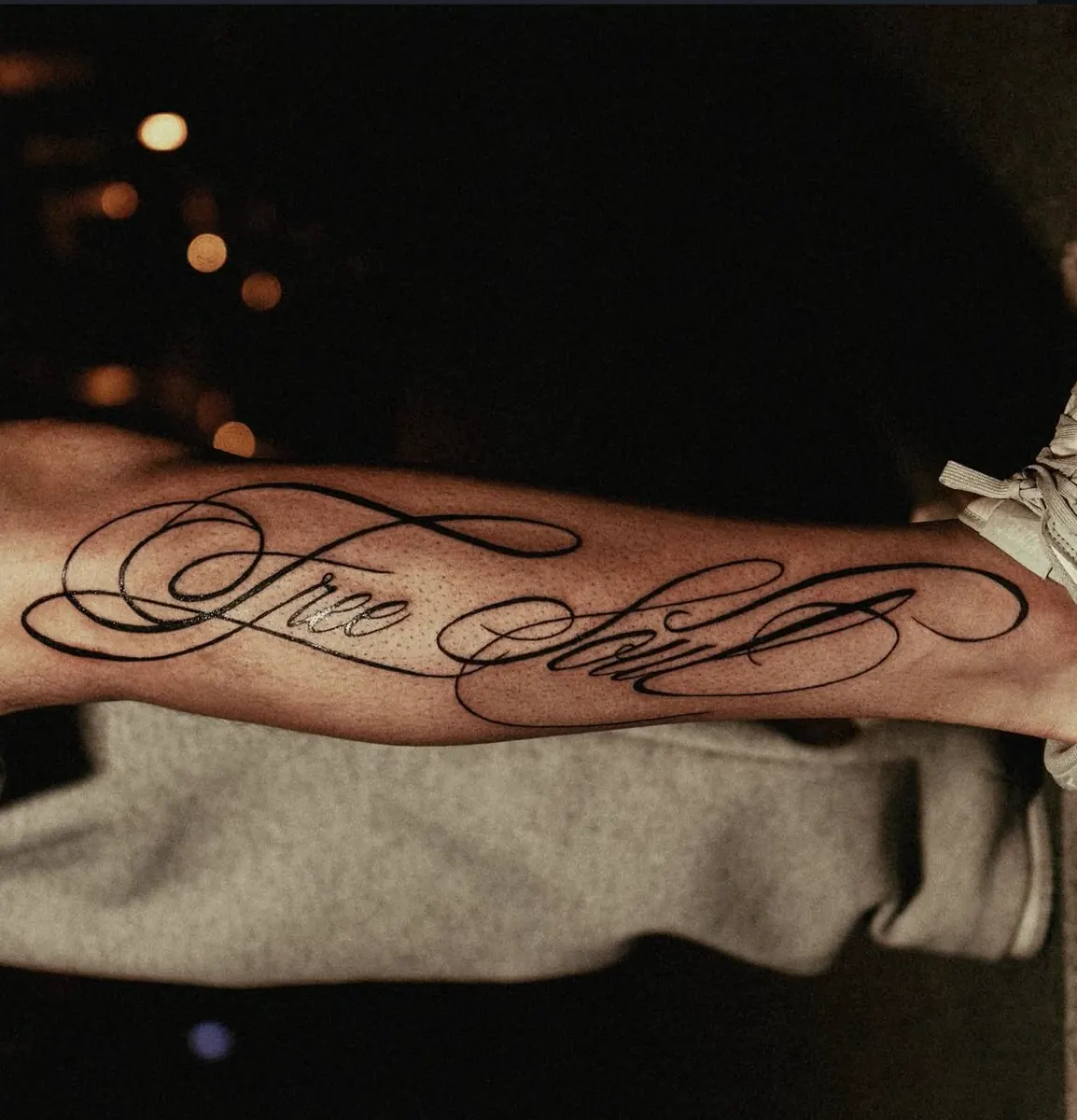 Tatuaje de lettering caligráfico en la pierna hecho en SRCINK STUDIO
