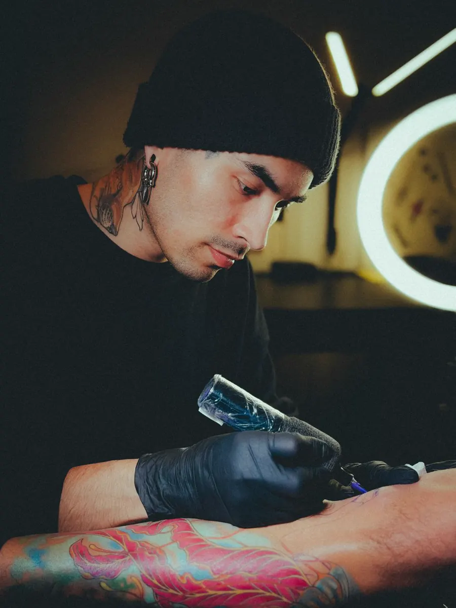 Jhili tatuando en el estudio