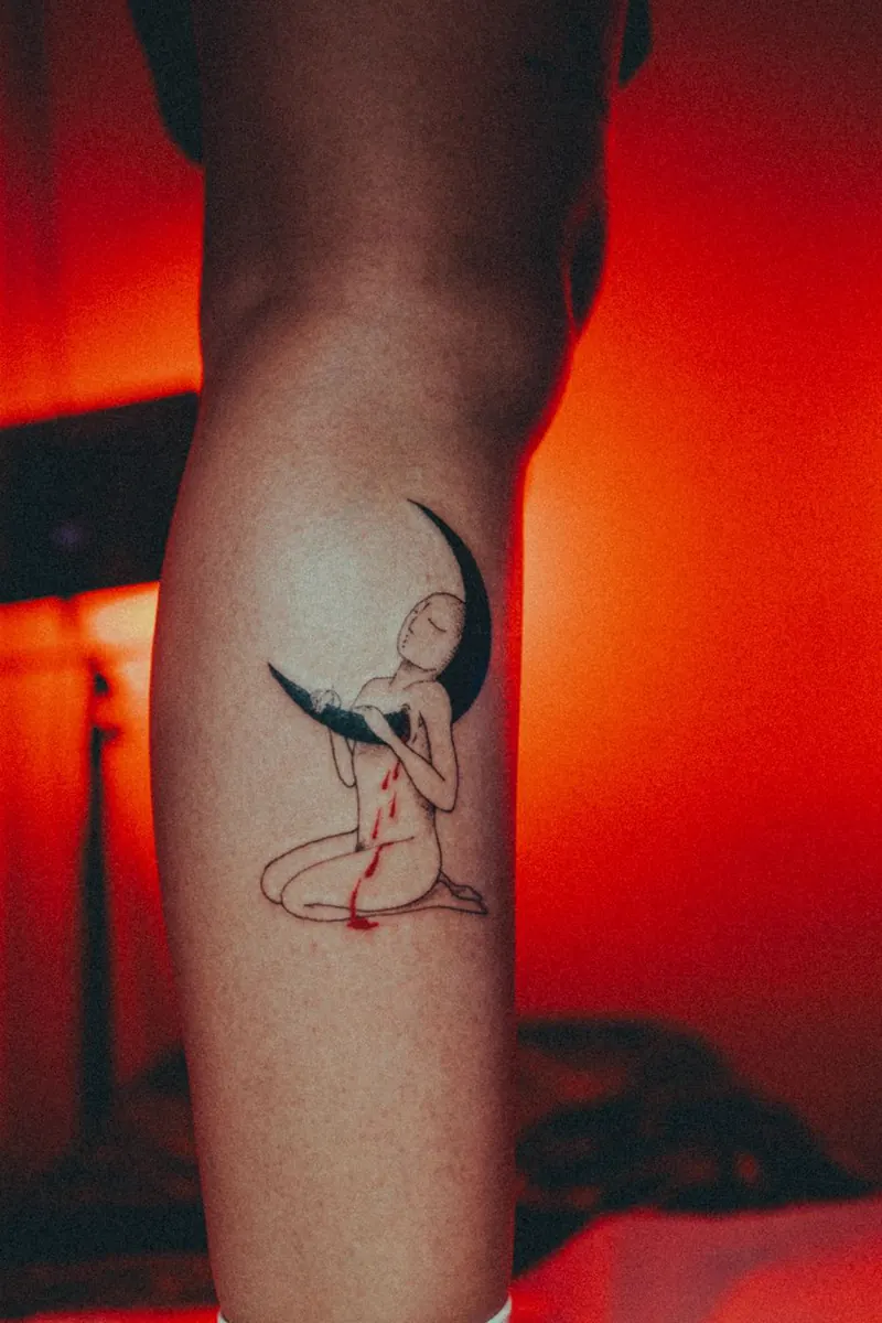 Tatuaje fineline de figura con luna