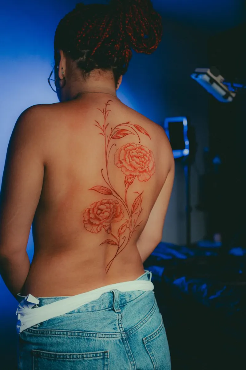 Tatuaje de claveles en rojo