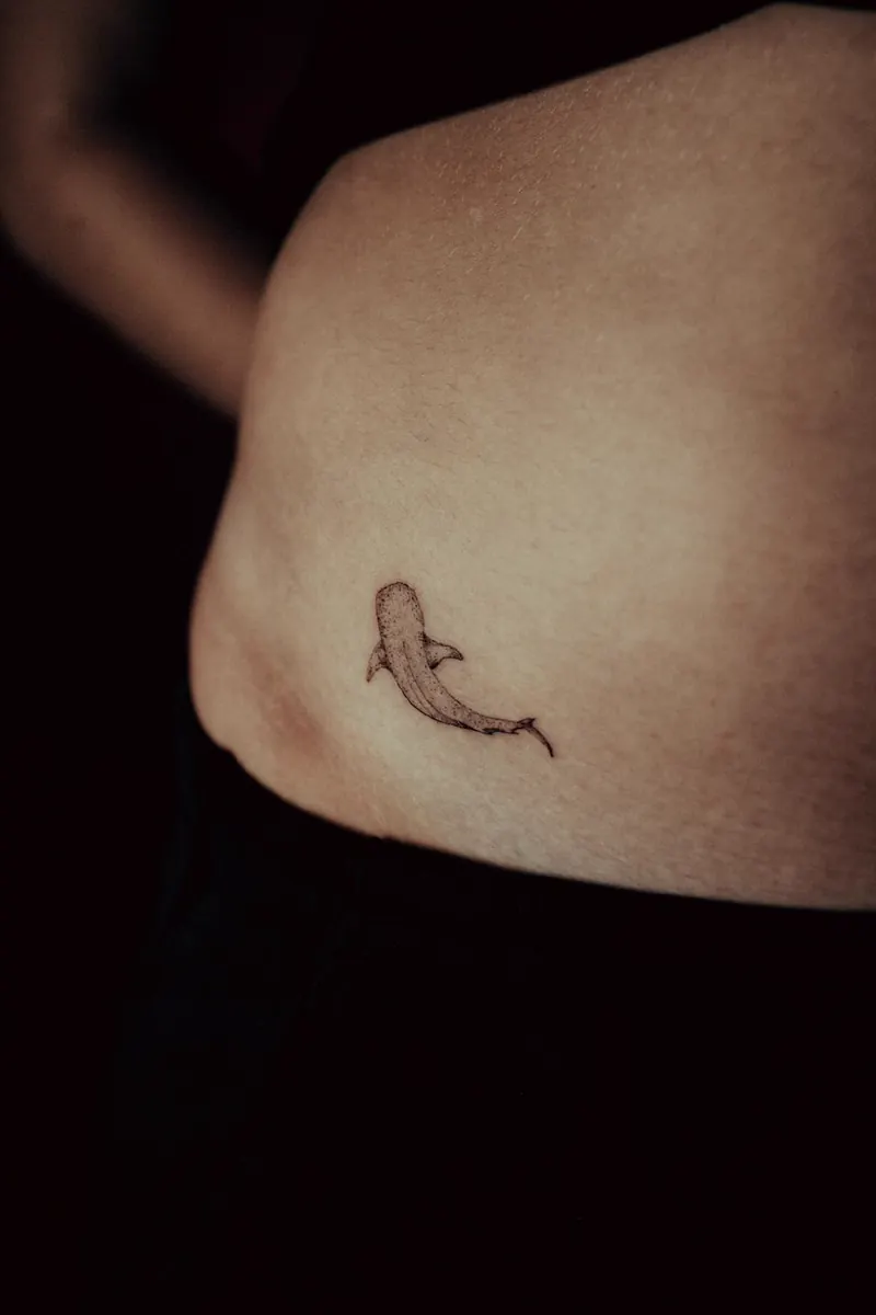Tatuaje minimal de tiburón ballena